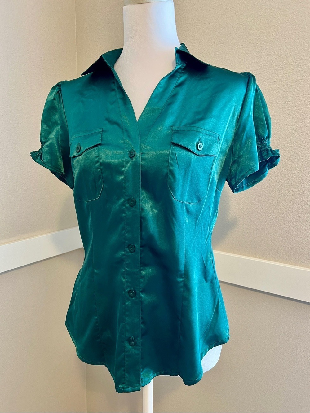 BONGO Emerald Green Satin Button-Up Short Sleeve Blouse/Size Medium